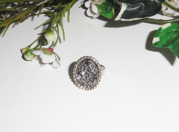 Originale anello cabochon con pietra di pirite su anello regolabile