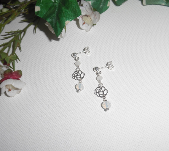 Boucles d'oreilles avec rose et perles en cristal blancsur clous en argent 925