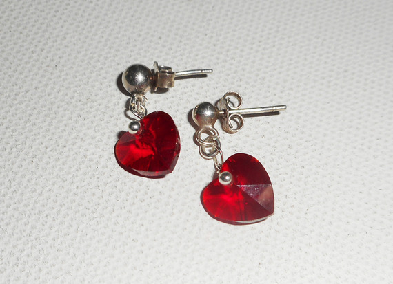 Boucles d'oreilles coeur rouge en cristal de Swarovski sur clous argent 925