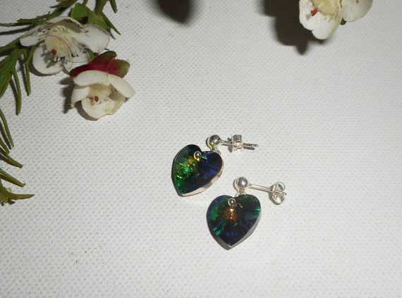 Orecchini a cuore in cristallo Swarovski verde su borchie in argento 925