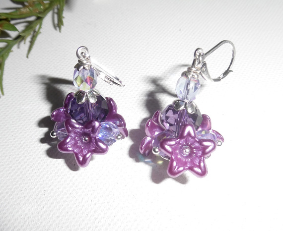 Originali orecchini a fiore e viola con perle di cristallo