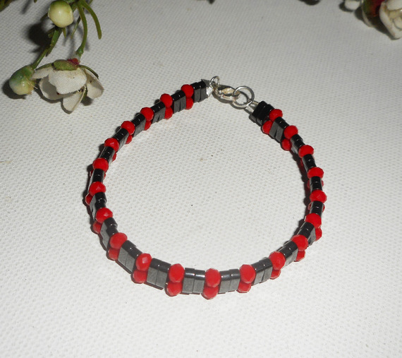 Bracciale in pietra ematite con perline di cristallo rosso e argento 925