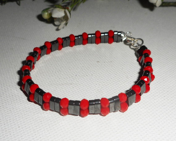 Bracciale in pietra ematite con perline di cristallo rosso e argento 925