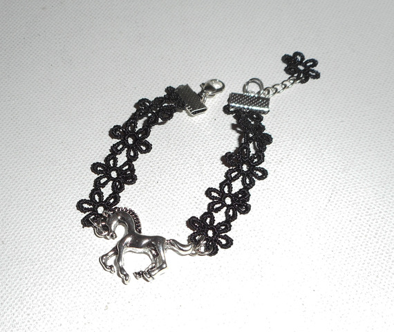 Bracciale originale con cavallo in metallo argentato su pizzo nero