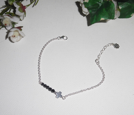 Bracciale originale con croce e pietre di ematite su catena d'argento 925