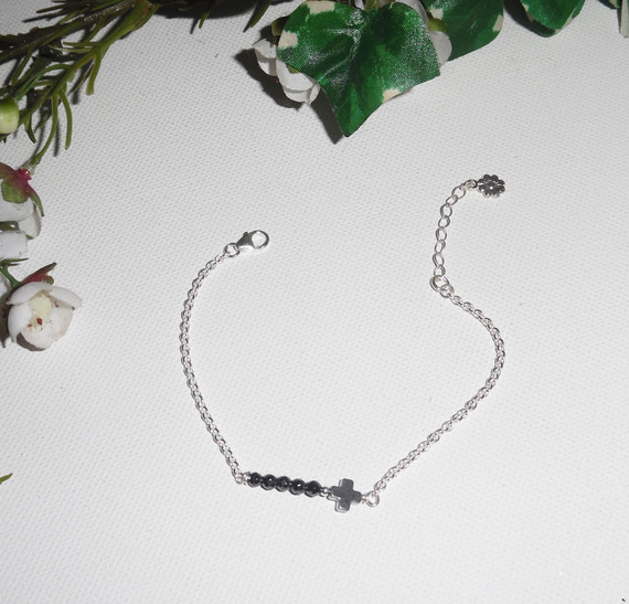 Bracciale originale con croce e pietre di ematite su catena d'argento 925