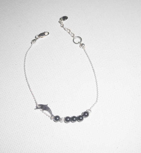 Bracciale originale con delfino e perline di ematite su catena d'argento 925