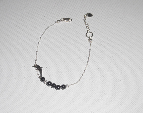 Bracciale originale con delfino e perline di ematite su catena d'argento 925