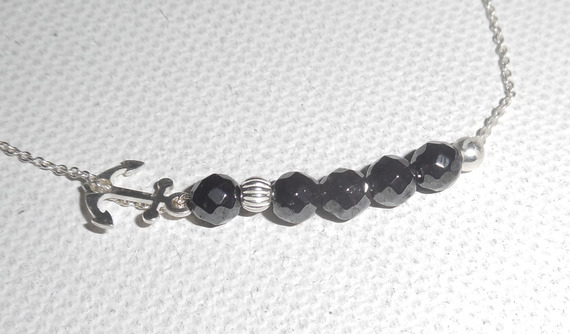 Bracciale originale in inchiostro marino e piccole perle di ematite su una catena d'argento 925