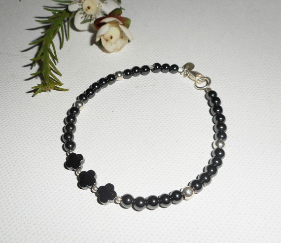 Originale bracciale di fiori e piccole pietre in ematite con tubi in argento 925