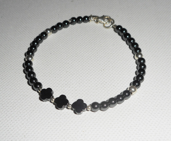 Originale bracciale di fiori e piccole pietre in ematite con tubi in argento 925