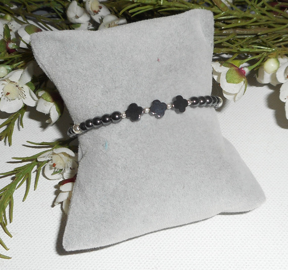 Originale bracciale di fiori e piccole pietre in ematite con tubi in argento 925