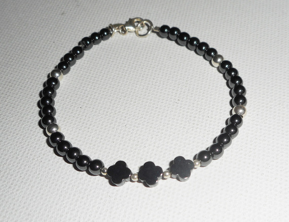 Originale bracciale di fiori e piccole pietre in ematite con tubi in argento 925