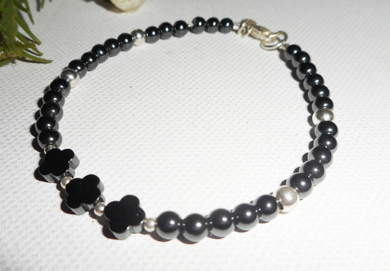 Originale bracciale di fiori e piccole pietre in ematite con tubi in argento 925