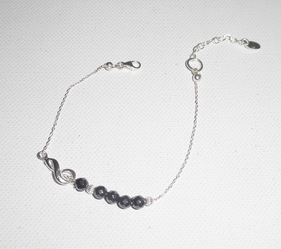 Bracciale originale con note musicali e perline di ematite su catena d'argento 925