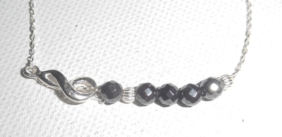 Bracciale originale con note musicali e perline di ematite su catena d'argento 925