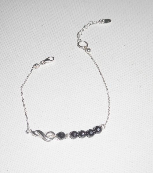 Bracciale originale con note musicali e perline di ematite su catena d'argento 925