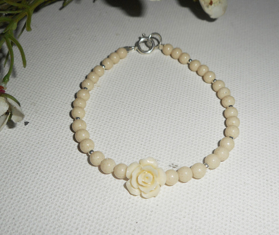 Bracciale di perle e rose in gorgone grezzo su chiusura in argento