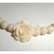 Bracciale di perle e rose in gorgone grezzo su chiusura in argento