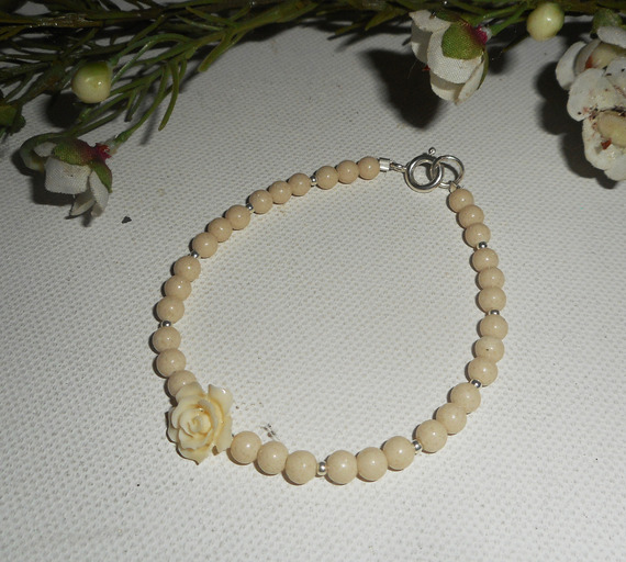 Bracciale di perle e rose in gorgone grezzo su chiusura in argento