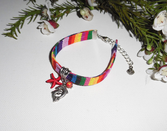 Bracciale in tessuto colorato con delfino e nappe rosse a forma di stella marina