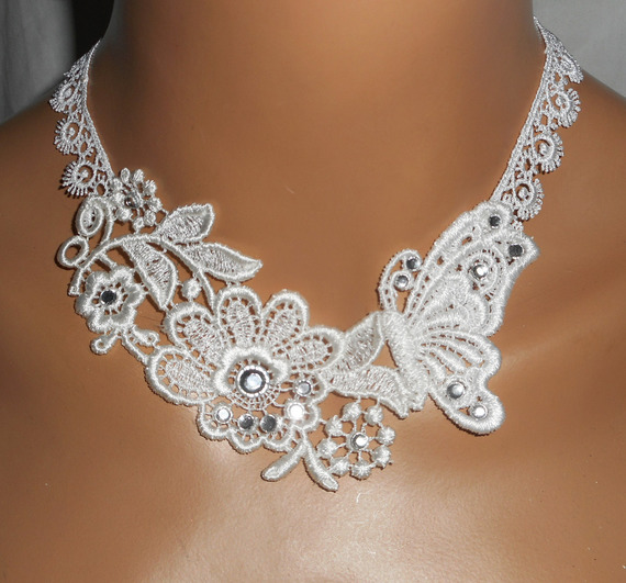 Collana da cerimonia con fiori e farfalle in pizzo bianco, cristalli Swarovski e perle