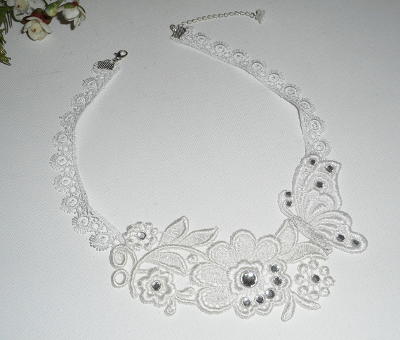 Collana da cerimonia con fiori e farfalle in pizzo bianco, cristalli Swarovski e perle