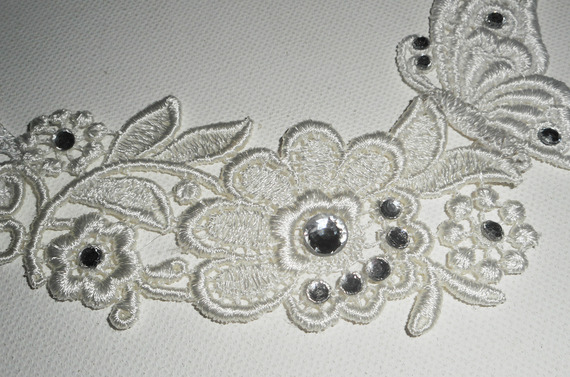 Collana da cerimonia con fiori e farfalle in pizzo bianco, cristalli Swarovski e perle