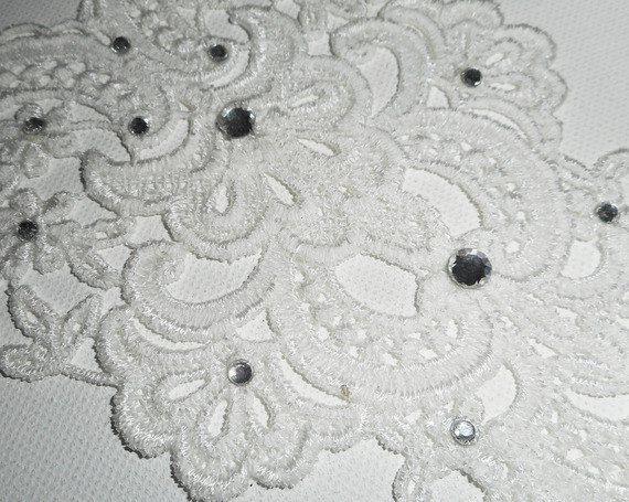 Collana da cerimonia in pizzo bianco con design floreale in cristallo Swarovski