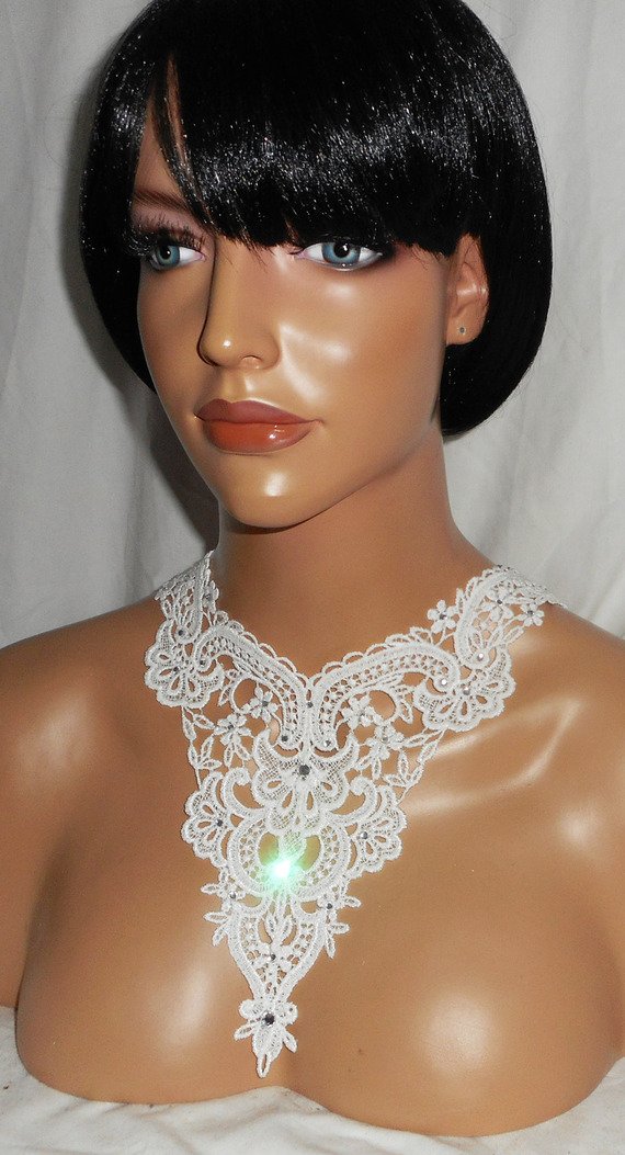 Collana da cerimonia in pizzo bianco con design floreale in cristallo Swarovski