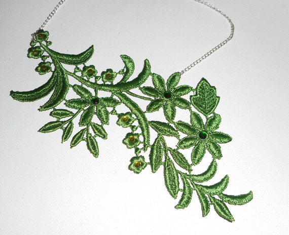 Collana in pregiato ricamo verde con motivo floreale e cristallo su catena d'argento