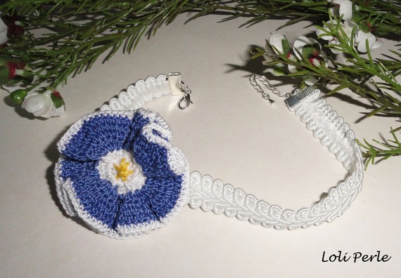 Collana di fiori blu su treccia bianca fantasia