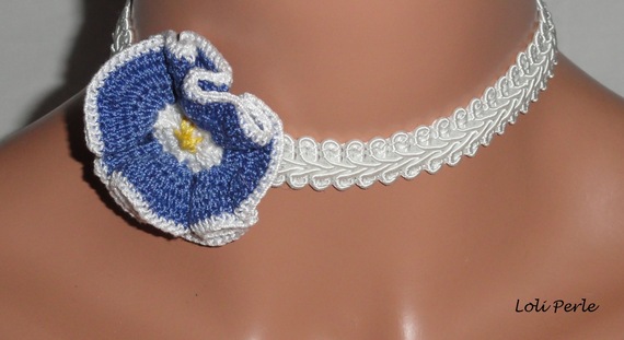 Collana di fiori blu su treccia bianca fantasia