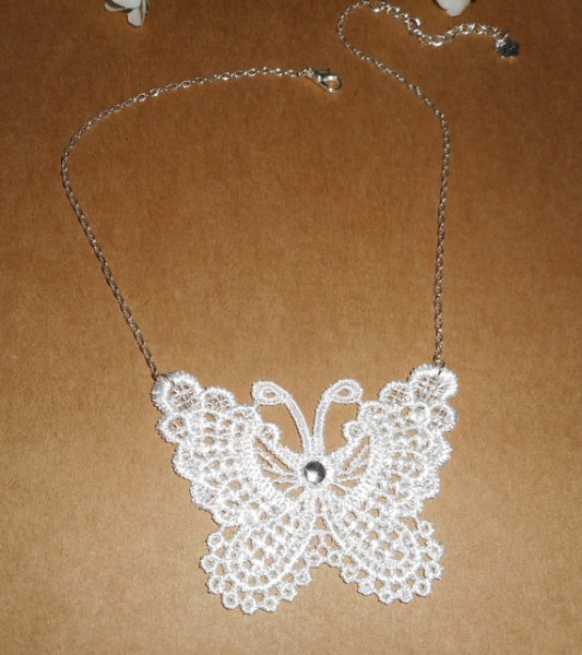 Collana di farfalle bianche in fine ricamo su catena d'argento