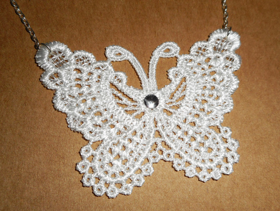 Collana di farfalle bianche in fine ricamo su catena d'argento