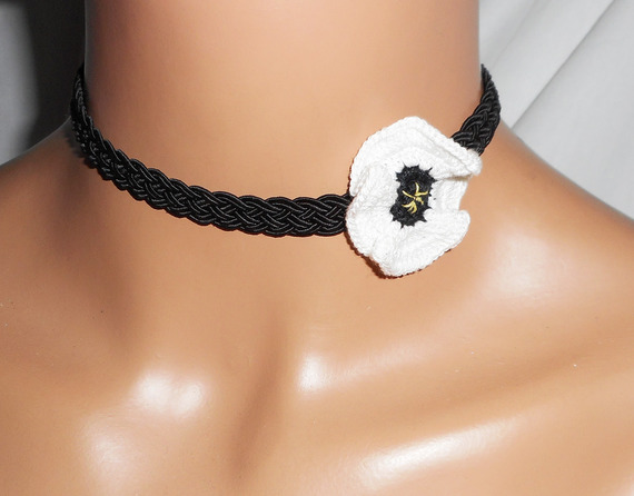 Collana girocollo con papavero bianco e cordoncino nero intrecciato