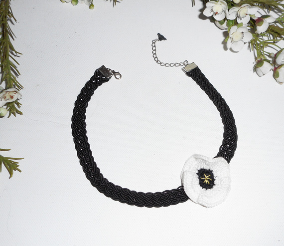 Collana girocollo con papavero bianco e cordoncino nero intrecciato