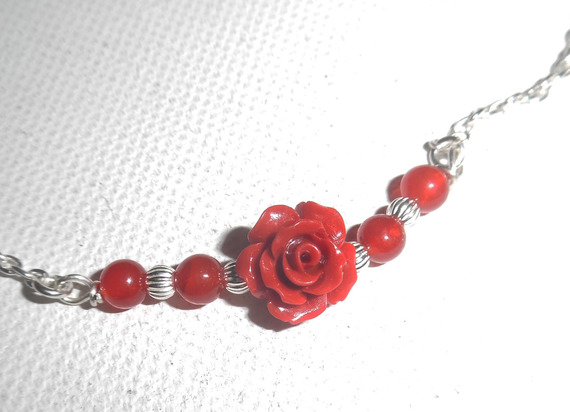 Collana rosa con gorgone rosso su catena d'argento 925