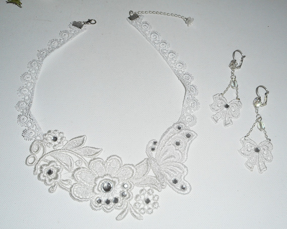 Collana di fiori e farfalle in pizzo bianco con cristalli Swarovski e perle