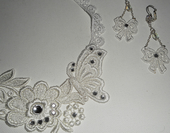 Collana di fiori e farfalle in pizzo bianco con cristalli Swarovski e perle