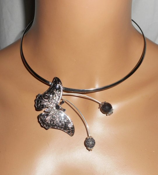 Originale collana con farfalla grigia incastonata con pietre di cristallo e agata