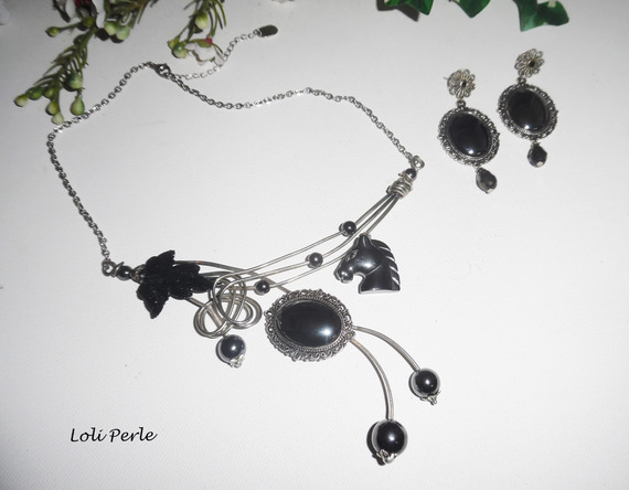 Set di collane Collana originale in metallo saldato con cavallo e pietre di ematite