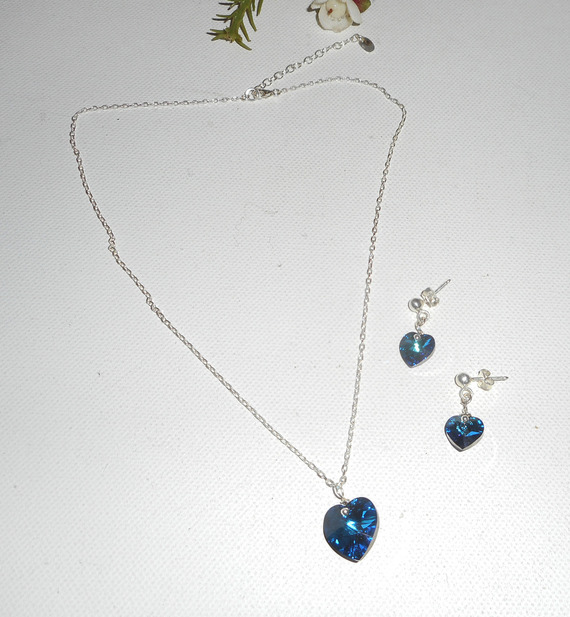 Ciondolo a forma di cuore in cristallo Swarovski blu su catena in argento 925