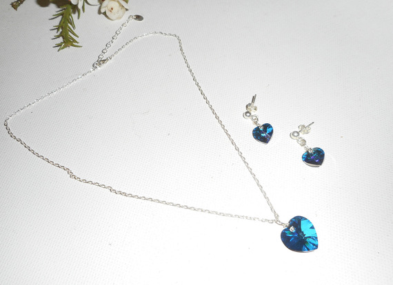 Ciondolo a forma di cuore in cristallo Swarovski blu su catena in argento 925