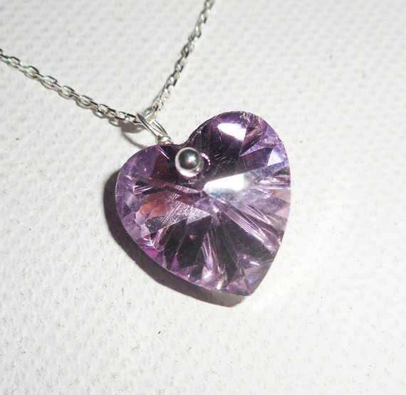 Ciondolo a forma di cuore viola in cristallo Swarovski su catena d'argento 925