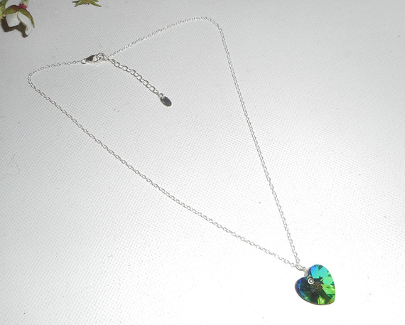 Ciondolo a cuore in cristallo Swarovski verde su catena d'argento 925