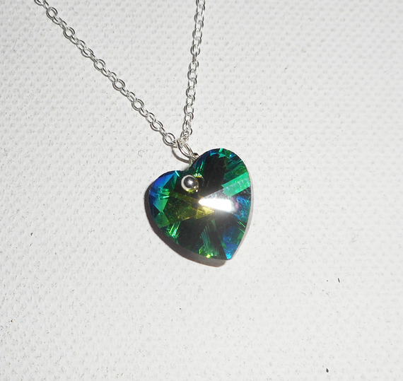 Ciondolo a cuore in cristallo Swarovski verde su catena d'argento 925