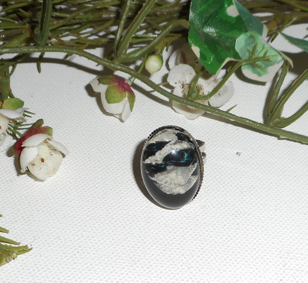 Anello con cabochon e cupola in vetro nero beige