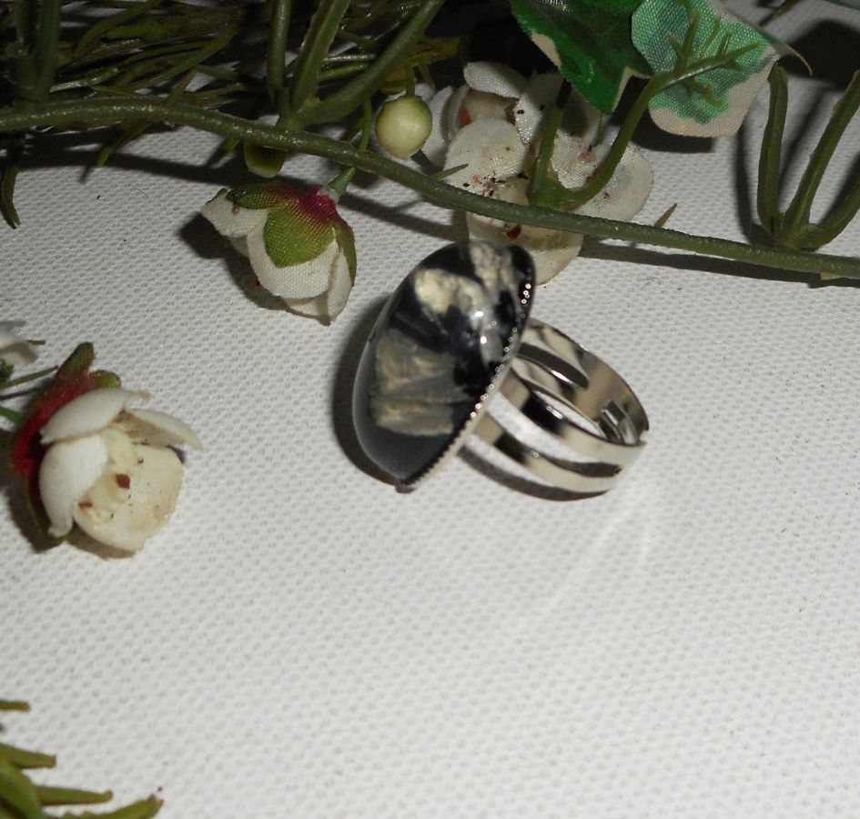 Anello con cabochon e cupola in vetro nero beige