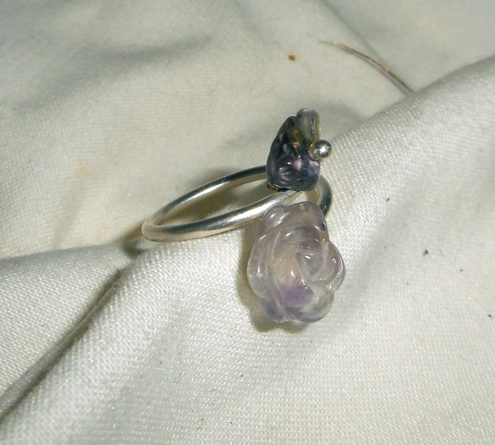 Anello con fiore e pietra in ametista viola e argento 925